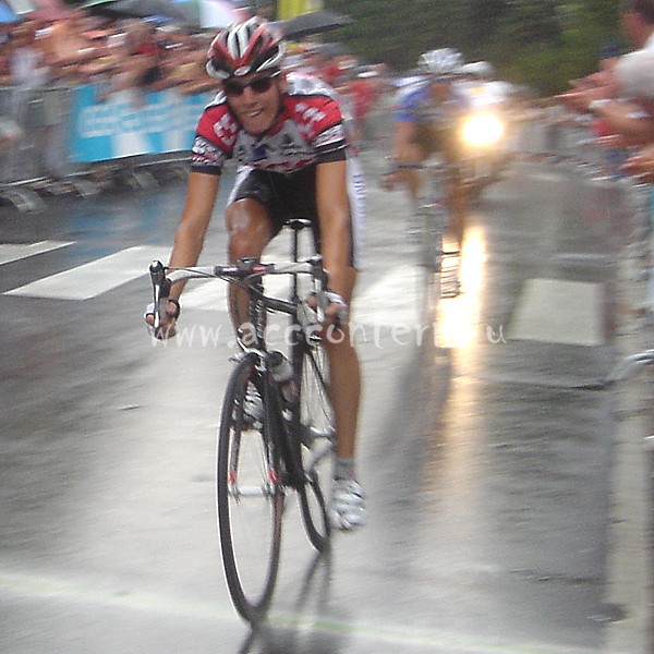 Andy Schleck gewinnt den Sprint um den dritten Platz vor Beno�t Joachim
